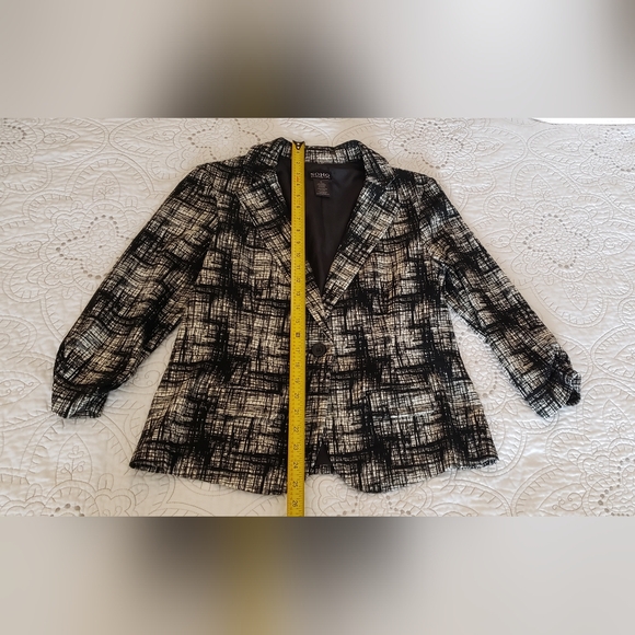 SOHO Apparel Ltd. B&W Blazer - Picture 8 of 10